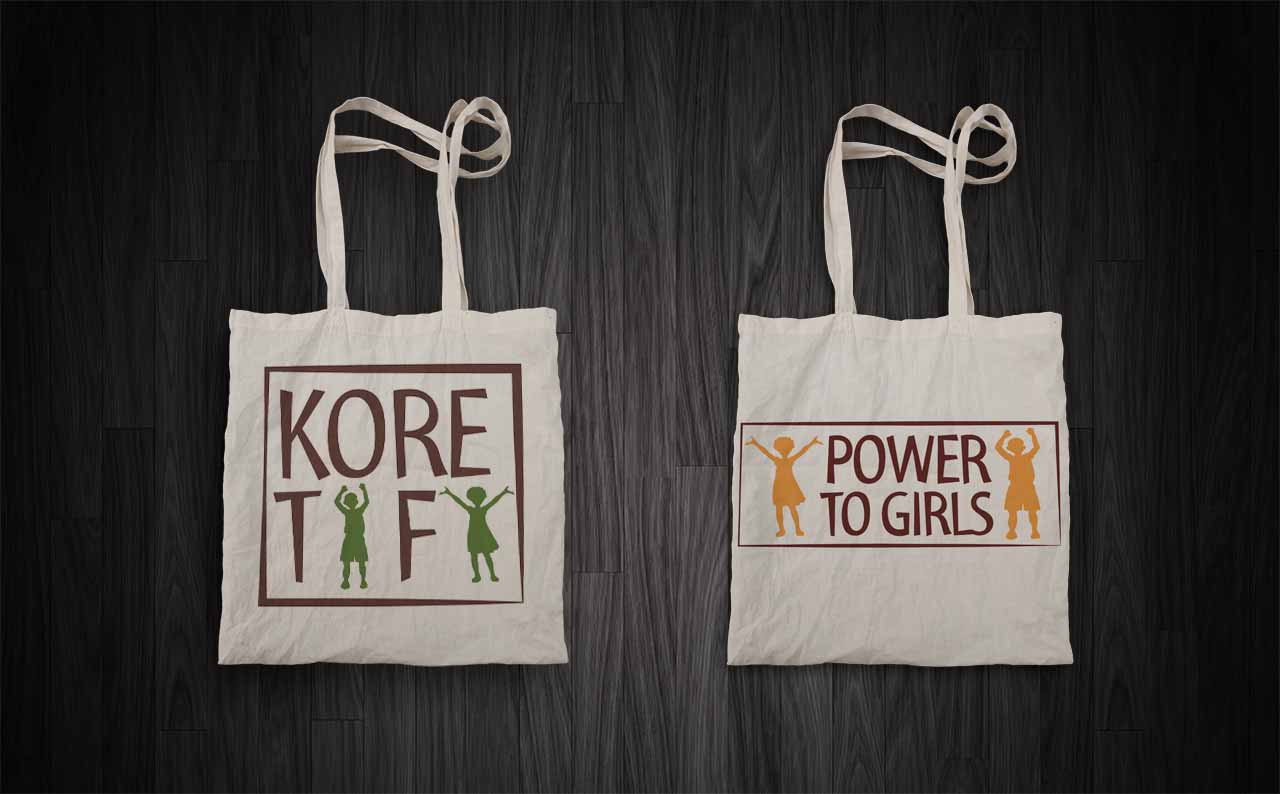 Logo Kore Tifi et Power to Girls sur un sac à main