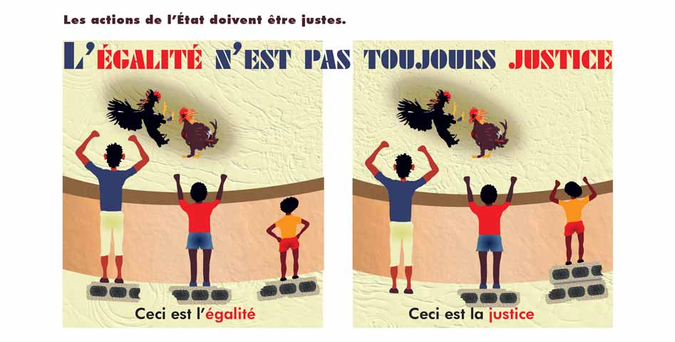 Trois enfants d'hauteur inégale suivent un combat de coqs derrière la clôture